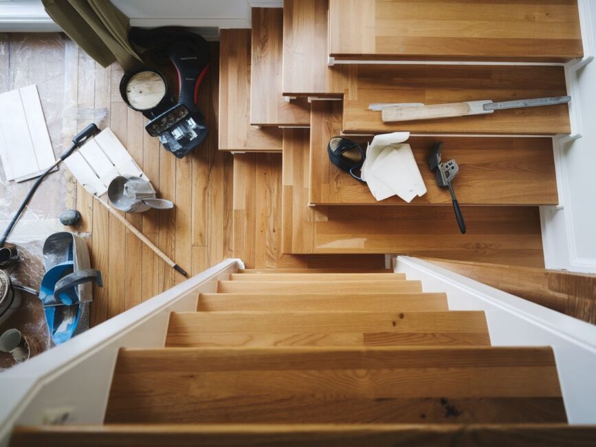 Schody po renowacji z widocznym efektem połysku